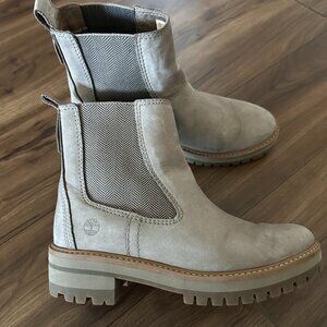 Timberland Women's Courmayeur Valley Lug Sole Chelsea Boot, Size 7.5, Taupe Gray